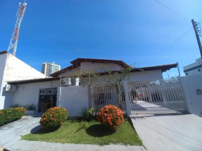 CASA COM PISCINA EM ÁREA NOBRE